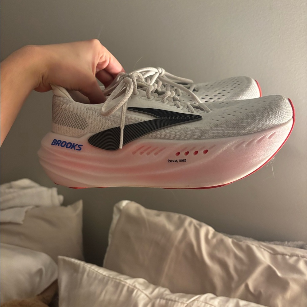 Women's Brooks Glycerin Max White/Black/Diva Pink colorway